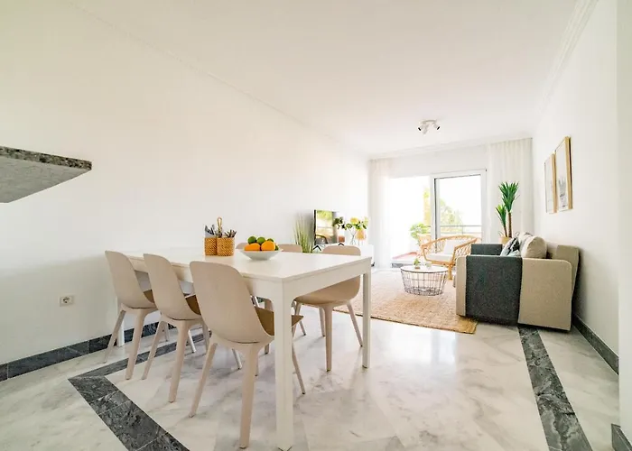 Cozy 2 Bedroom In Nueva Andalucia 마르베야