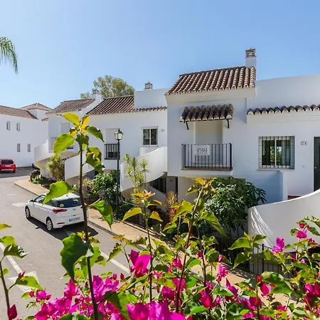 Cozy 2 Bedroom In Nueva Andalucia Apartament *
