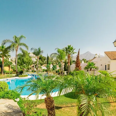 Cozy 2 Bedroom In Nueva Andalucia Apartament Marbella